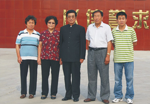 長(zhǎng)春尹氏企業(yè)公司總裁尹志云攜家屬回訪(fǎng)道口張存有燒雞公司